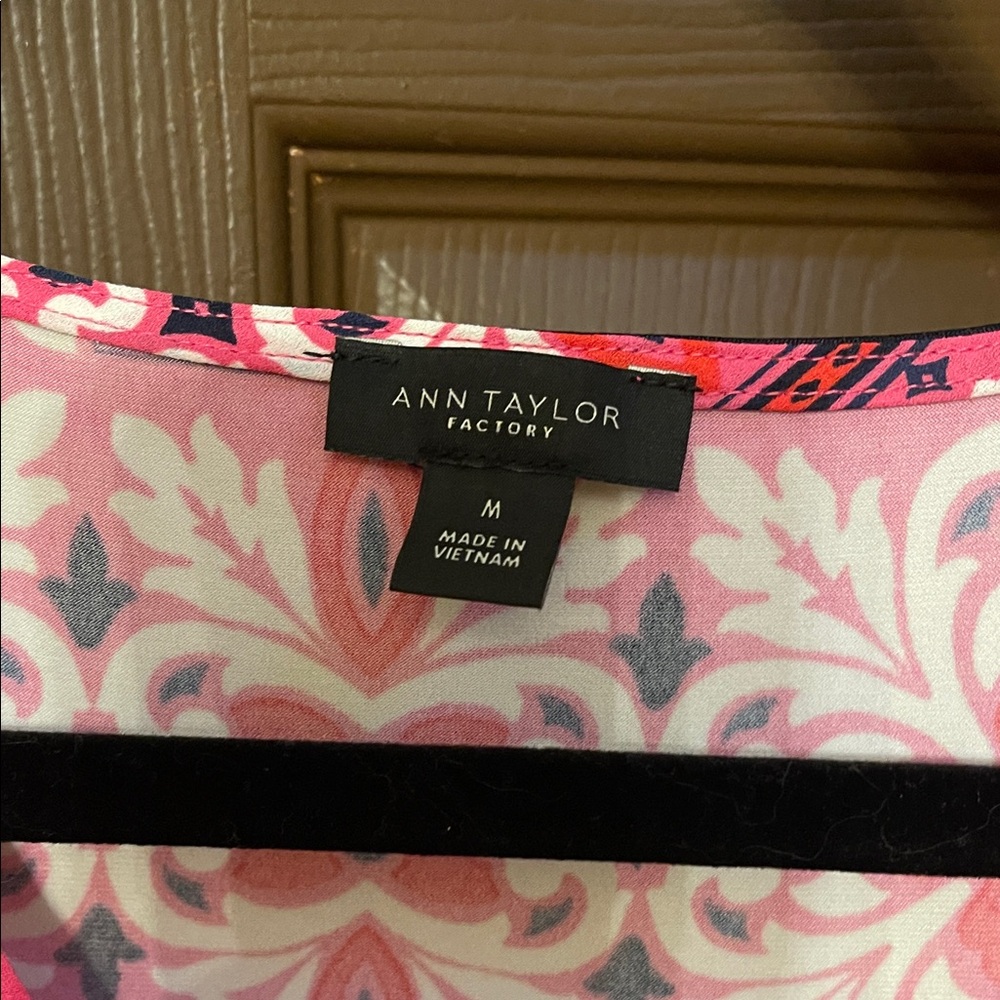 Ann Taylor Factor Pink Patterned Women's Top - Picture 3 of 5